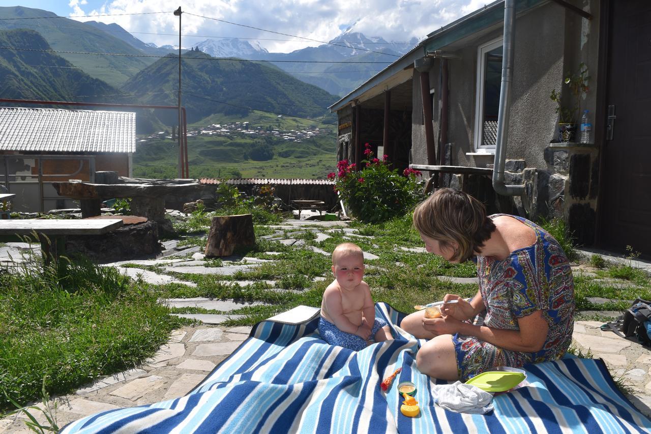 Qusha Guesthouse Meeting In The Mountains And Views Kazbegi Exterior foto